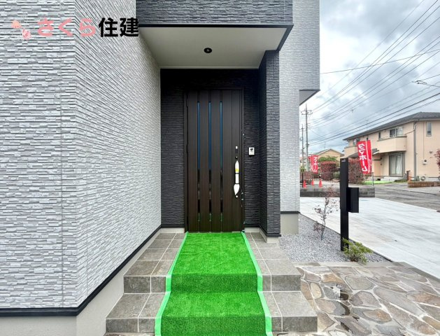 タマタウン細谷町　2号棟の玄関|玄関扉はスマートキー対応で、両手に荷物があっても楽に簡単開け閉め！もちろんモニター付きインターホン！
