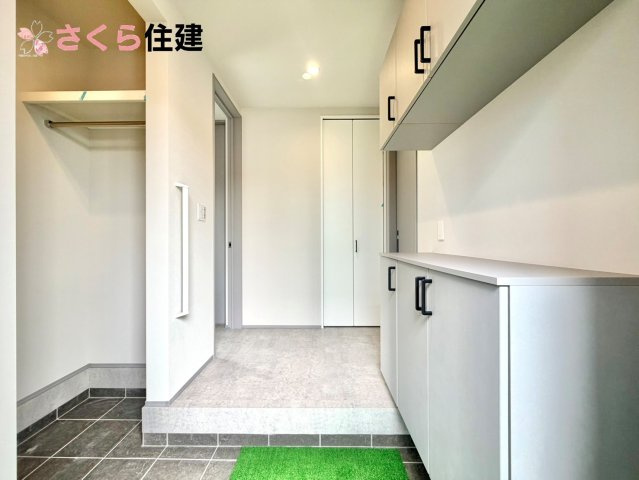 タマタウン細谷町　2号棟の玄関|人を迎え入れる最初の場所は清潔感がある空間にして、帰った時も『我が家』を最初に感じて貰える素敵な空間