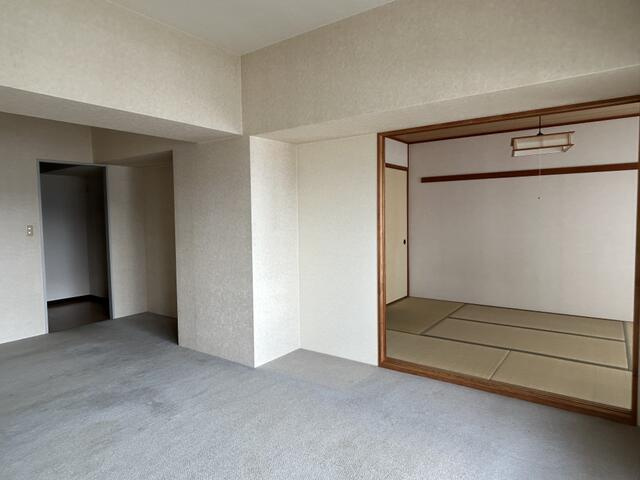 高知市九反田トップワン四国　中古マンションの居間・リビング|リビング横の和室は使い勝手◎