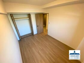 ペット可＆3LDK南西向き住戸！グローリアス本郷の洋室|全居室収納付き。
お部屋もすっきりし易いですね