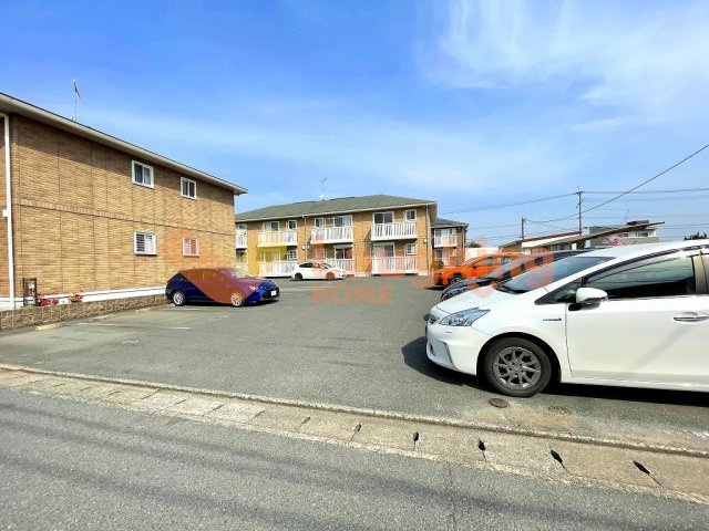モンテカスカーダA棟の駐車場|駐車スペースもあります