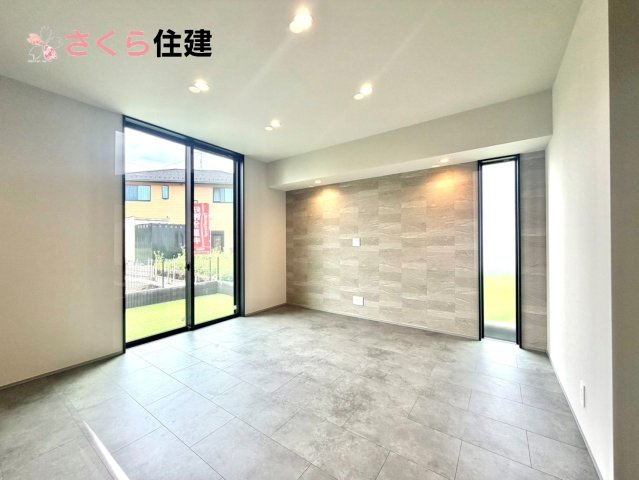 タマタウン細谷町　1号棟の居間・リビング|室内にいてもたっぷりの陽光感じていただける、開放感あふれるリビングです。	

