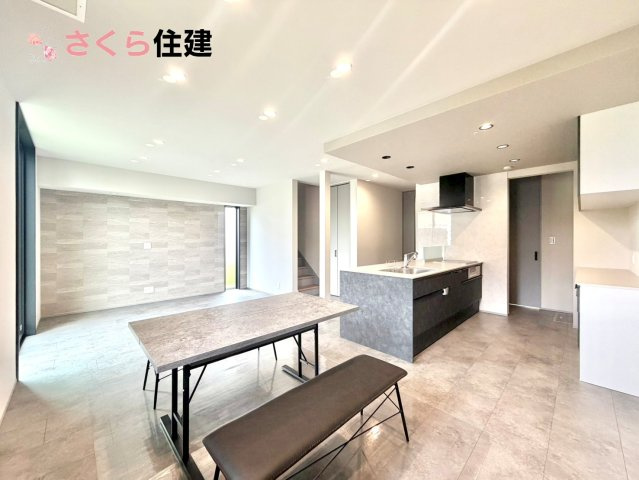 タマタウン細谷町　1号棟の居間・リビング|広々19.4帖LDLは南向きで日当たり良好。ゆったりとした時間の流れる開放的なくつろぎの空間