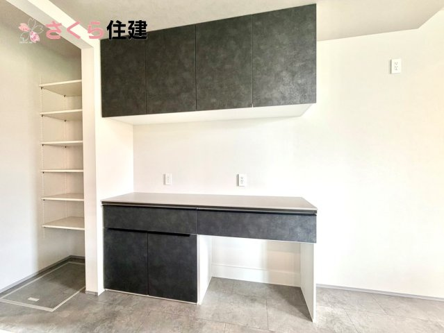タマタウン細谷町　1号棟のキッチン|パントリー完備！子供が「おなか減った」にも対応。沢山買いだめしてもキッチン横パントリーに保管！