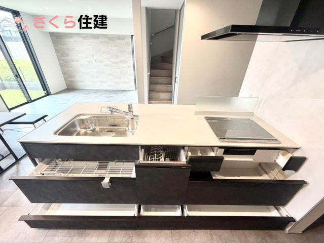 タマタウン細谷町　1号棟のキッチン|キッチン下収納は奥まで引き出せるので、大きく屈まなくても楽に必要なものがパッと取り出せます！
