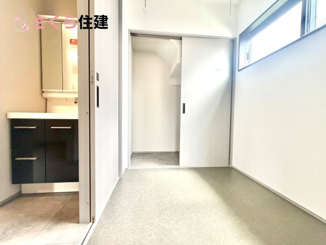 タマタウン細谷町　1号棟の洗面所|両サイド収納の洗面台で、二人ならんで同時の身支度もスムーズです。隣にはランドリールーム完備！