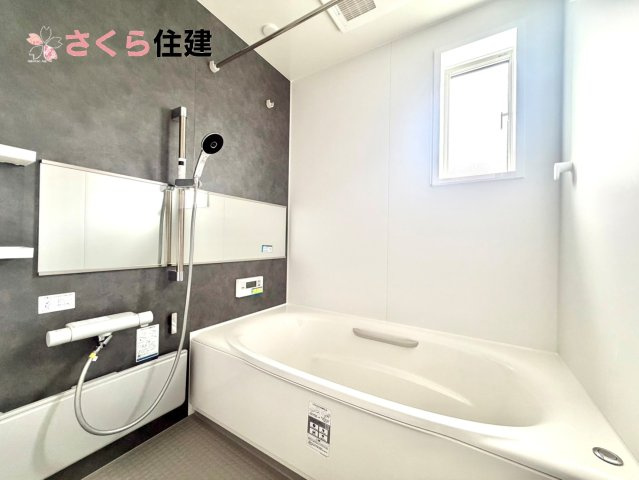 タマタウン細谷町　1号棟の浴室|梅雨の時期は大活躍の浴室乾燥機！家族の数だけ増える洗濯物もしっかり乾かせます。
