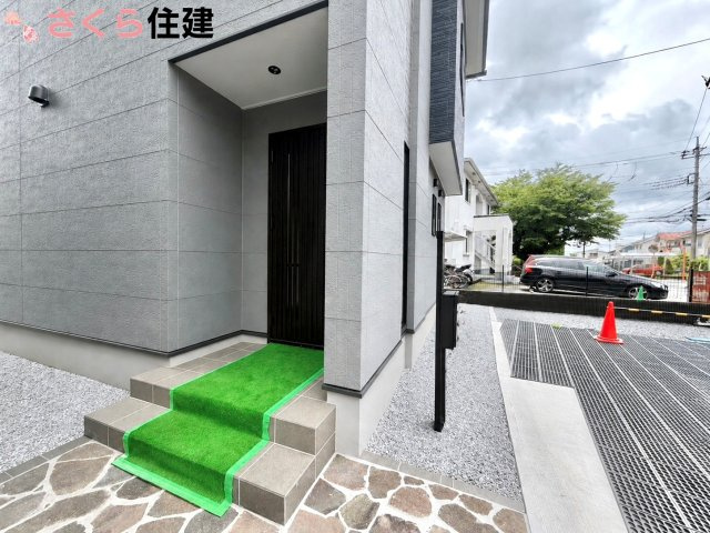 タマタウン細谷町　1号棟の玄関|玄関扉はスマートキー対応で、両手に荷物があっても楽に簡単開け閉め！もちろんモニター付きインターホン！