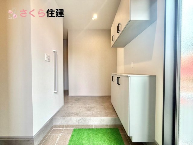 タマタウン細谷町　1号棟の玄関|人を迎え入れる最初の場所は清潔感がある空間にして、帰った時も『我が家』を最初に感じて貰える素敵な空間