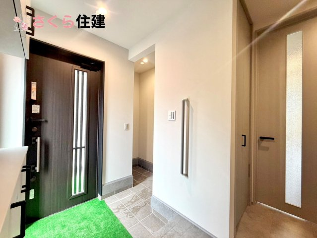 タマタウン細谷町　1号棟の玄関|たっぷりしまえるシューズインクローク完備！お子様が帰宅後に靴を片づける習慣も自然に身につきそうですね