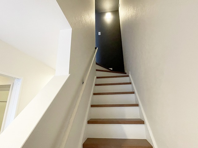 【内装】 | RMF_アールエムエフ | 1階から2階の階段