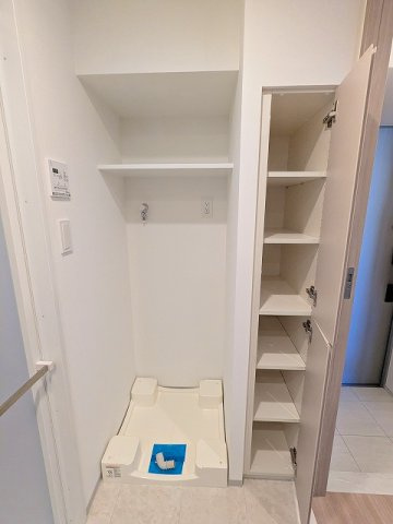 ORSUS(オルサス)三ノ輪の設備|トイレと独立した洗面脱衣室の洗濯機置場は排水口のお手入れしやすい様に手前中央に配置し、足高の防水パンです