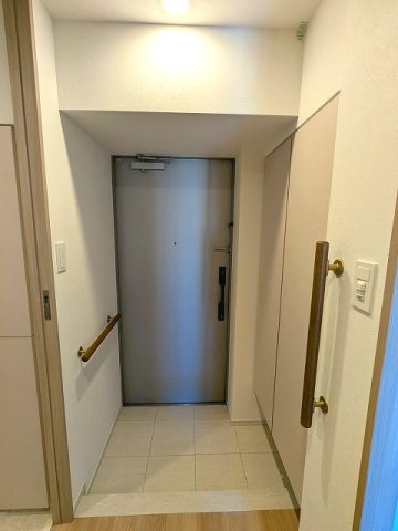 ORSUS(オルサス)三ノ輪の設備|ディンプルキーのダブルロックセキュリティ、人感センサー付玄関ライト