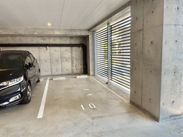 ルークレジデンスNUEVEの駐車場