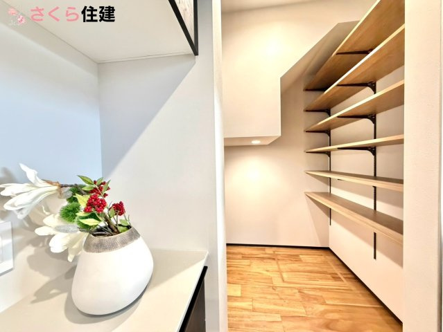 タマタウン滝の原3丁目　1号棟の収納|階段下を有効活用した収納です