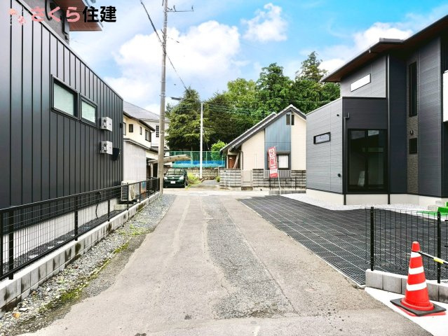 タマタウン滝の原3丁目　1号棟の前面道路含む現地写真|西前面道路は4ｍになります