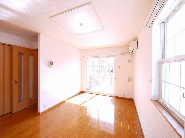 グランツⅠ（州見台）の居間・リビング|ゆとりのあるリビングは日当たりがよく明るいです