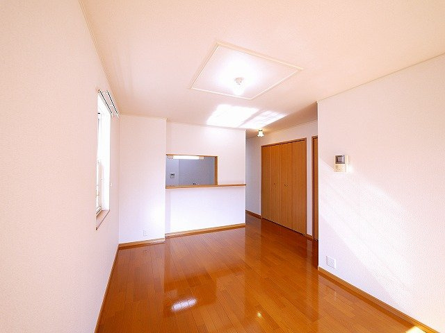 グランツⅠ（州見台）の居間・リビング|カウンターキッチンの様子です