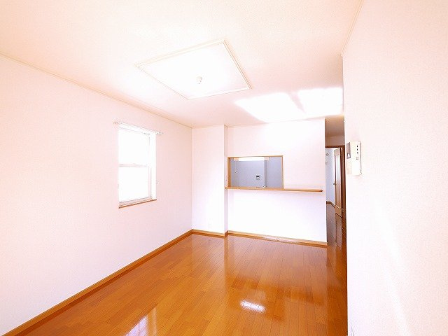 グランツⅠ（州見台）の居間・リビング|小窓付きで採光や普段の換気もしやすく快適