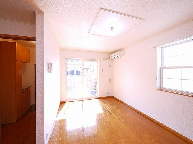 グランツⅠ（州見台）の居間・リビング|窓が大きく開放的なお部屋です