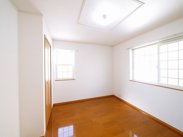 グランツⅠ（州見台）の寝室|居室も小窓がアクセントになっています