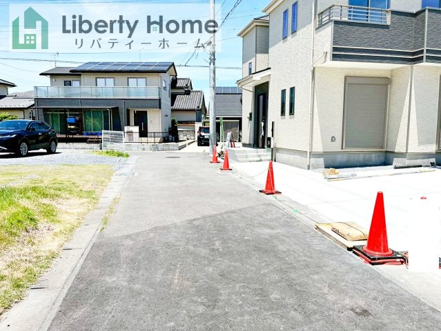 水戸市西原1丁目　新築戸建　A号棟の前面道路含む現地写真