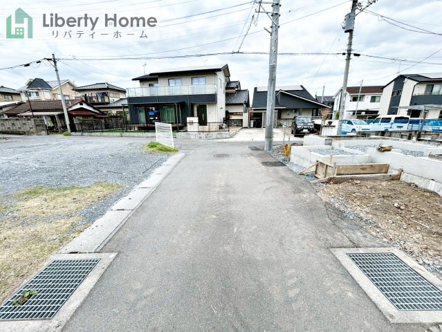 水戸市西原1丁目　新築戸建　A号棟の前面道路含む現地写真