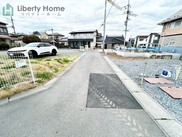 水戸市西原1丁目　新築戸建　B号棟の前面道路含む現地写真