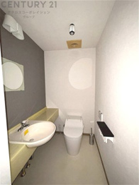 温水洗浄便座付トイレは温水洗浄機能により、暖かい水でおしりを洗浄することができ、冷たい水を使う従来の便座に比べ、温水洗浄機能で暖かいトイレを提供し、快適な使用を可能にします。