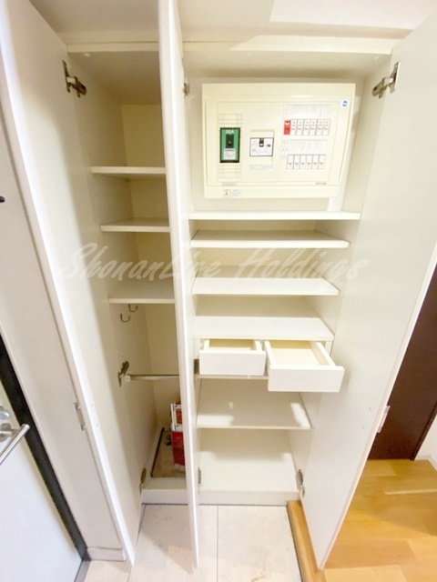 藤沢市鵠沼石上１丁目の賃貸マンションの玄関