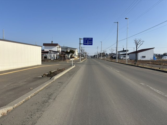 北見市西三輪３丁目７５０番地１５　中古売家の前面道路含む現地写真