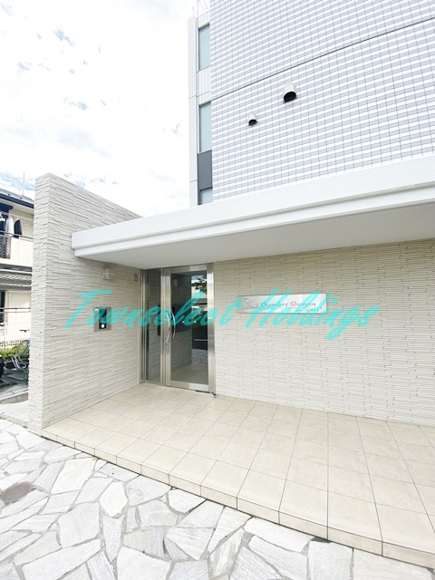 茅ヶ崎市小和田３丁目の賃貸マンションのエントランス