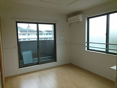 【居間・リビング】 | エレガンテⅠ | こちらの居間で趣味の時間をお楽しみください