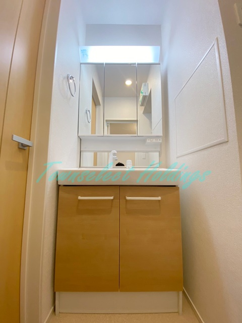 茅ヶ崎市東海岸北５丁目のアパートの洗面所|明るい洗面所です