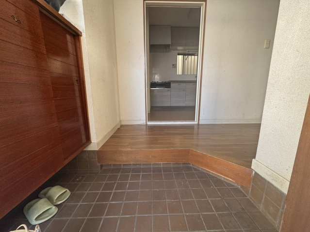 駐車可能♪お手頃で立地が最適な中古戸建♪川口市の玄関|明るい玄関です