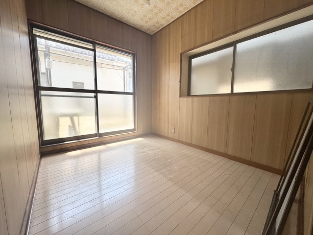 駐車可能♪お手頃で立地が最適な中古戸建♪川口市の洋室|明るい洋室です