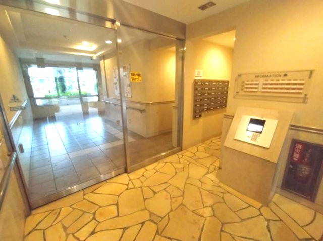 フォレストレイクひばりが丘Ｎ棟のエントランス