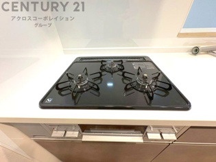 多数の調理器具を同時に使用でき、料理の効率化が可能。省エネで節約になり、様々な料理スタイルに適応できます。また、火力調整が独立しており、手入れや掃除もしやすく、今よりもっとお料理が楽しくなるかも。