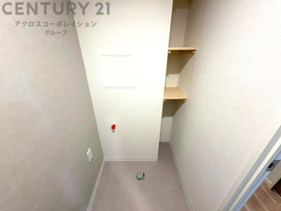 洗濯物の仕分け作業がしやすく、整理整頓が容易になります。洗濯音や湿気を他の部屋に持ち込まず、生活環境を快適に保ちます。上部を活用すれば収納スペースを確保でき洗剤や洗濯用品の整理もしやすくなります。