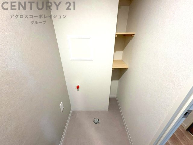 洗濯物の仕分け作業がしやすく、整理整頓が容易になります。洗濯音や湿気を他の部屋に持ち込まず、生活環境を快適に保ちます。上部を活用すれば収納スペースを確保でき洗剤や洗濯用品の整理もしやすくなります。