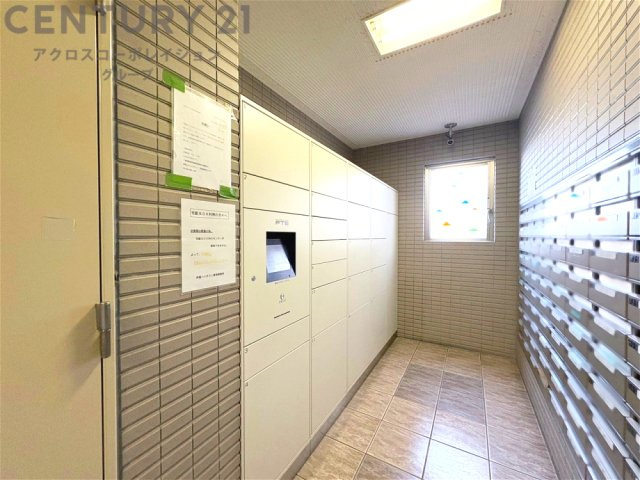 宅配ボックスは荷物の受け取りや配達が便利で安全です。不在時でも荷物が確保され、盗難や損傷のリスクが減少。受け取り時間の柔軟性が向上。外出先からでも荷物の受け取りや預けが可能となります。