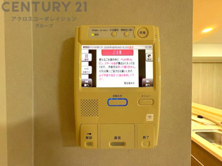 訪問者が来たときにテレビ画面で確認できるため、安心してドアを開けられます。録画機能があるものもあり、留守中に来訪者を記録しておくことができます。利便性が高く、セキュリティ面でも安心です。
