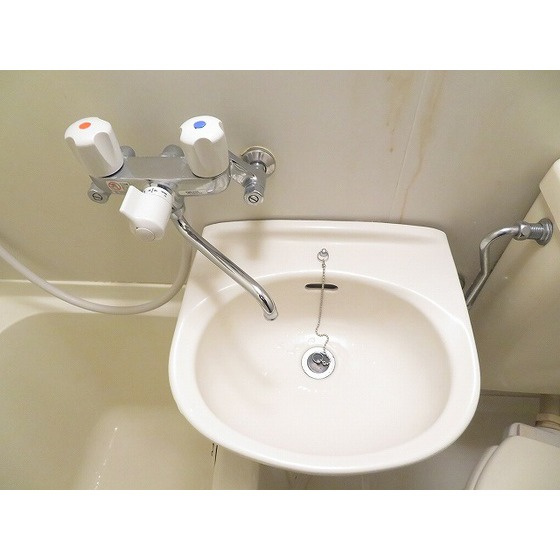 ダイホープラザ鶴見の洗面所|明るい洗面所です