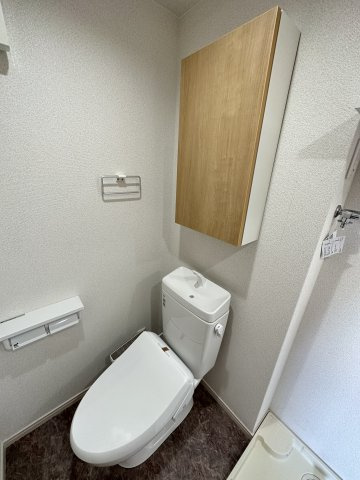 ベイルーム北久里浜のトイレ|温水洗浄便座付き＆便利な収納付きです♪