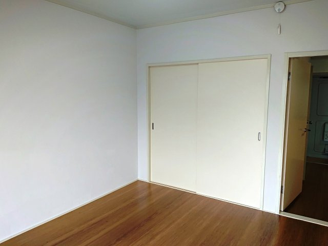 ラパンビルディング反町の洋室|明るい洋室です