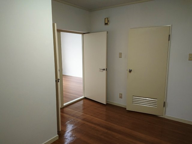 ラパンビルディング反町の洋室|明るい洋室です