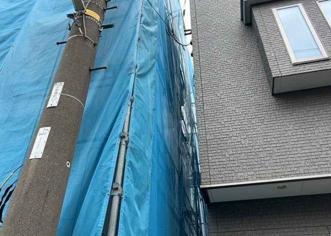 【バルコニー】 | バルコニーは、室外の専用スペースのうち、「屋根がなく開放された空間」であるものを指します。ベランダより広いタイプのものが多く、日当たりもよいため家庭菜園などを楽しみたい人にとって適した環境となります。