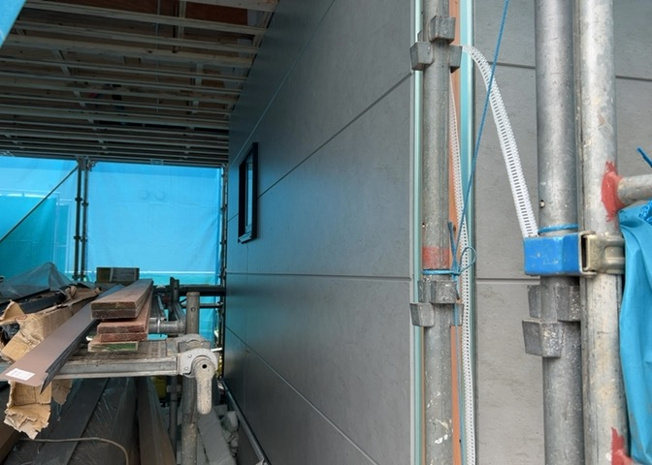 【構造・工法・仕様】 | 木造住宅とは土台、壁、柱など建築物の強度を支える構造体の材に木が使用されている構造を指します。構造体は建物の自重を支えるだけではなく風圧や水圧、積裁荷重などあらゆる衝撃に耐えるための基礎です。
