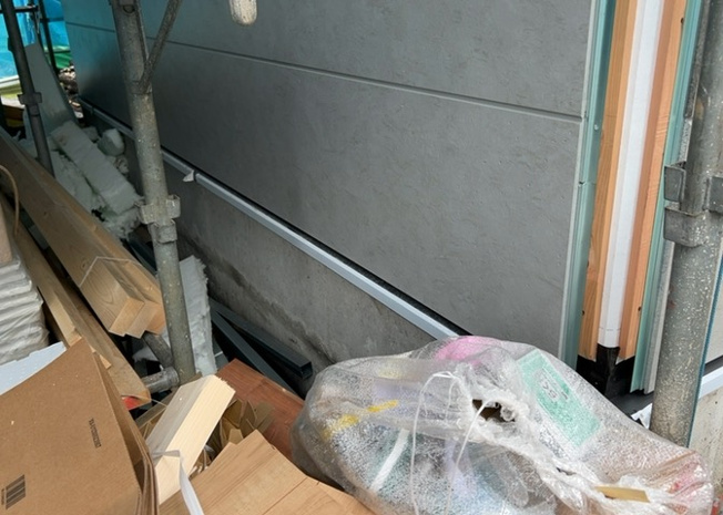 【構造・工法・仕様】 | ベタ基礎とは、柱の位置に関係なく全体に基礎がある事を指し、面積が大きい分建物の重さを全体に分散できます。また、地面からの湿気や害虫を遮断でき、木造住宅で心配されるシロアリ被害を防ぐ効果も期待できます。