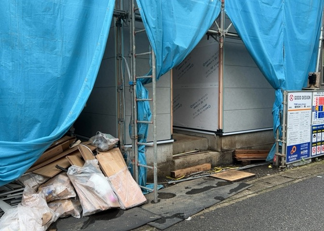 【外観】 | 現地に行くなら、物件の周囲の地形がどうなっているかを見ることも大切です。周辺より低くなっている土地では、大雨などで水が集まりやすいため、地盤が弱くなっているということも考えられるため、注意が必要です。